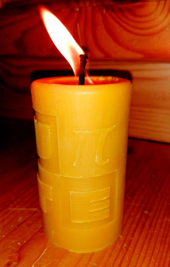 Vaska svece ar Upītes logo